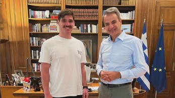 Τον εύζωνα που δάκρυσε στην τελευταία του υπηρεσία συνάντησε ο Κυριάκος Μητσοτάκης