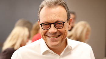 ΣΥΡΙΖΑ: με αιχμές για τον Στέφανο Κασσελάκη η ανακοίνωση της υποψηφιότητας του Σωκράτη Φάμελλου