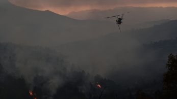 Φωτιά στην Καβάλα: συνεχίζεται η επιχείρηση της Πυροσβεστικής στο Παγγαίο Όρος