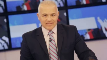 Ο δημοσιογράφος Βασίλης Ταλαμάγκας στο πρώτο πρωινό ξύπνημα του ραδιοφώνου «Αθήνα 9,84»