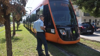 Νέα Σμύρνη: 15χρονος στο νοσοκομείο - Οδηγούσε πατίνι και παρασύρθηκε από το τραμ