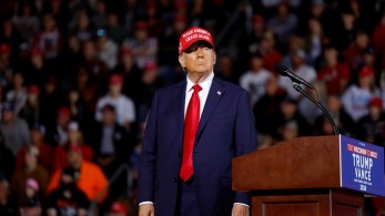 Ξέφυγε πάλι ο Τραμπ: «Οι μετανάστες έχουν τον φόνο στα γονίδιά τους»