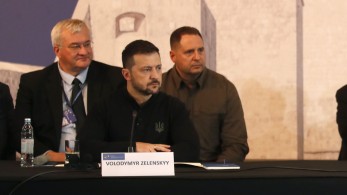 Βολοντίμιρ Ζελένσκι: «Μπορούμε να κινήσουμε τα πράγματα προς την κατεύθυνση της ειρήνης» δήλωσε στη Σύνοδο Κορυφής Βολοντίμιρ Ζελένσκι: «Μπορούμε να κινήσουμε τα πράγματα προς την κατεύθυνση της ειρήνης» δήλωσε στη Σύνοδο Κορυφής