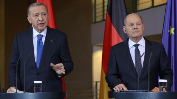 Προκλητική αφωνία Σολτς στις απειλές Ερντογάν