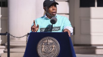 Έρικ Άνταμς: σε δίκη ο δήμαρχος της Νέας Υορκής για διαφθορά λόγω τουρκικών χρηματοδοτήσεων