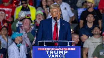 ΗΠΑ: νέο σόου του Ντόναλντ Τραμπ μέσα από... απορριμματοφόρο