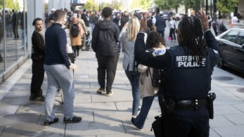 Νέα Υόρκη: σοκαριστική επίθεση στην Times Square - Άγνωστος έβαλε φωτιά σε άνδρα (video)