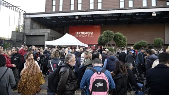 Συνέδριο ΣΥΡΙΖΑ: μαζεύονται οι Kasselistas έξω από το Gazi Live