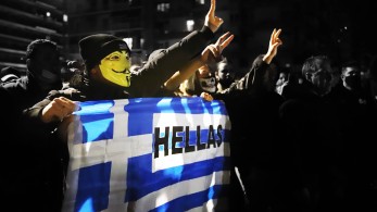 Ένας ένας, μη σπρώχνεστε, πατριώτες