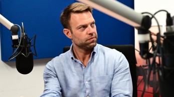 Σκευωρία Novartis: ο Κασσελάκης στηρίζει τους κουκουλοφόρους ψευδομάρτυρες