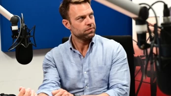 Ο Κασσελάκης αναγνώρισε τη βελτίωση του χρέους και ζήτησε... χαμηλότερο ρυθμό μείωσης για να επενδύσουμε στο δημόσιο