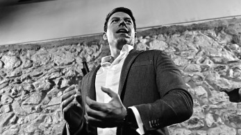 Στέφανος Κασσελάκης: επελαύνει πλησίστιος ο αστακοκαραβοκύρης για τον... θρόνο του ΣΥΡΙΖΑ