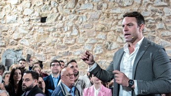 Ο Κασσελάκης θα αναβαπτίσει και τη... Δημοκρατία