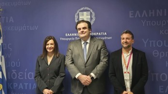 Attica Bank: δώρισε 100 σταθμούς απινιδωτών σε δημόσια σχολεία