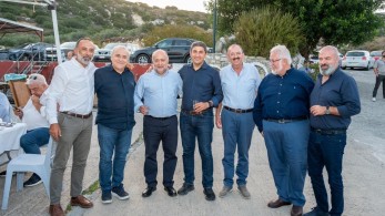 Ο Λευτέρης Αυγενάκης παρών σε γλέντι ρακοκάζανου στον Στείρωνα της Κρήτης