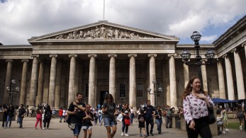 Βρετανικό Μουσείο: ακτιβιστές φόρεσαν πορτοκαλί γιλέκο σε άγαλμα της θεάς Δήμητρας