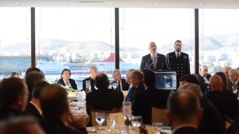 Σε γεύμα εργασίας στη Ναυτιλιακή Λέσχη Πειραιά ο Νίκος Δένδιας