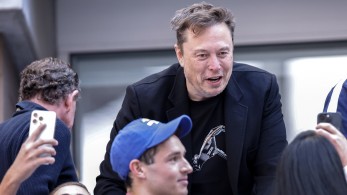 ΗΠΑ: ο Έλον Μασκ διαψεύδει δημοσίευμα ότι εργαζόταν παράνομα στις ΗΠΑ τη δεκαετία του 1990