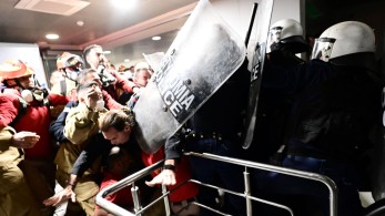 Επεισόδια στο υπουργείο Πολιτικής Προστασίας - Οι εποχικοί πυροσβέστες αρνούνται να αποχωρήσουν