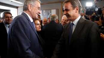 Ίδρυμα Καραμανλή: θερμή χειραψία Μητσοτάκη-Σαμαρά