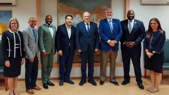 Mε τον κυβερνήτη της Ιντιάνα συναντήθηκε ο Θεοδωρικάκος για προσέλκυση αμερικανικών επενδύσεων στην Ελλάδα