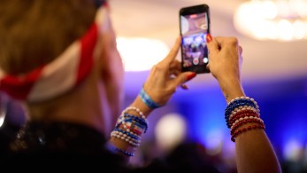 AP: στροφή των νέων ψηφοφόρων προς τον Τραμπ