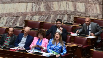 Τι κάνεις, Ζωή Κωνσταντοπούλου; Διακοπές σπέρνω!