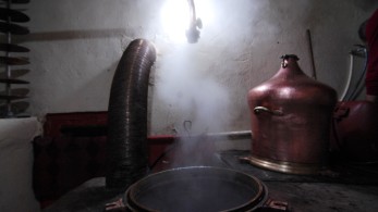 Ο Σταύρος Παπασωτηρίου έκανε καζάνι: υπουργοί και βουλευτές της ΝΔ στη Φλώρινα για το πρώτο τσίπουρο