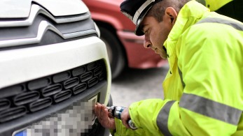 Ρεπορτάζ του ΣΚΑΪ: Τι συμβαίνει με όσους κρατούν παράνομα θέσεις στάθμευσης (Vid)
