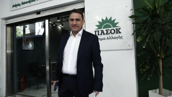Δεν κερδίζουν έτσι το Κέντρο, σύντροφοι του ΠΑΣΟΚ: ο «πράσινος» ΣΥΡΙΖΑ είναι πάλι εδώ