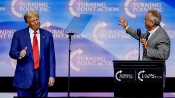 Τρώγοντας χάμπουργκερ, Τραμπ και Κένεντι υπόσχονται να «ξαναδώσουν στην Αμερική την υγεία της»