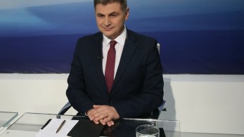 Debate ΣΥΡΙΖΑ: ο Νικόλας Φαραντούρης «κουνάει» το δάκτυλο στην κυβέρνηση για την κριτική της στη Συμφωνία των Πρεσπών