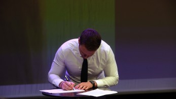 Ο Κασσελάκης γράφει βιβλίο για τον… εαυτό του