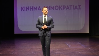Στέφανος Κασσελάκης: λαϊκίζει κουνώντας το δάκτυλο στην κυβέρνηση για τη στάση της υπέρ του Ισραήλ