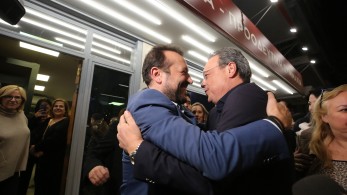 Σωκράτης Φάμελλος: «η πρώτη» στο νέο του γραφείο με επαναστατική διάθεση... και Bella Ciao (Vid)