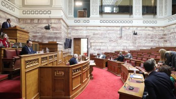 Βουλή: «ναι» από την επιτροπή στο νομοσχέδιο για την εκπροσώπηση των φύλων σε διευθυντικές θέσεις