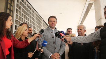 Στέφανος Κασσελάκης για Σαρακιώτη - Αποστολάκη: Το Κίνημα Δημοκρατίας είναι η Ιστορία που γράφουν οι πολλοί, όταν σπάνε τον τοίχο που τους έχτισαν οι λίγοι