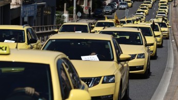 ΑΑΔΕ: πρόστιμα 1.000€ σε ταξί χωρίς το αυτοκόλλητο POS