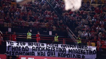 «Άμεσα στον Ολυμπιακό, γήπεδο αποκλειστικά μπασκετικό»: Οι οπαδοί σήκωσαν πανό μέσα στο ΣΕΦ