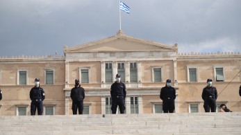 Κάτω τα χέρια από των Ελλήνων τα βύσματα