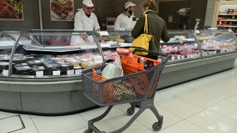 Υπουργείο Ανάπτυξης: Έλεγχοι και κανόνες αγοράς οδήγησαν σε πτώση τον πληθωρισμό τροφίμων