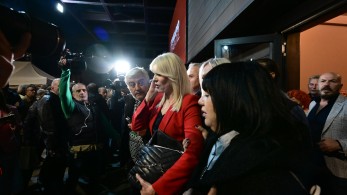 Παραμένουν φεύγοντας ή φεύγουν παραμένοντας: ιλαροτραγωδία με τους βουλευτές