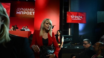 Δίπορτο της Θεοδώρας Τζάκρη: παραιτείται από τα αξιώματα του ΣΥΡΙΖΑ, παραμένει στην ΚΟ