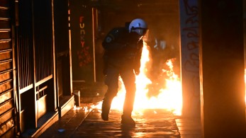 Η βροχή σώζει τα Εξάρχεια και την τιμή του κράτους Η βροχή σώζει τα Εξάρχεια και την τιμή του κράτους