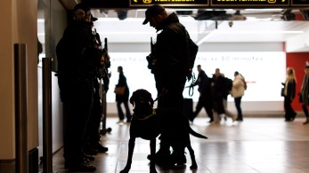 Λονδίνο: Σε επιφυλακή για τρομοκρατικά χτυπήματα τα Χριστούγεννα - Ελεγχόμενη έκρηξη στο Euston