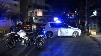 Ηλιούπολη: μπήκε η αστυνομία στο σπίτι του μεθυσμένου άνδρα – Βρέθηκε μόνο η καραμπίνα