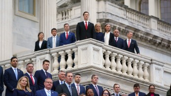 Προσδοκίες ότι ο Τραμπ θα «σφυρίξει» λήξη των πολέμων - Η αντίδραση Ζελένσκι και η συνομιλία Σολτς-Πούτιν