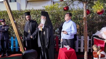 Το χριστουγεννιάτικο δέντρο των Εκπαιδευτηρίων άναψε ο μητροπολίτης Πειραιώς Σεραφείμ
