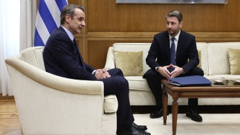 Πρώτη συζήτηση Μητσοτάκη - Ανδρουλάκη για τη συνταγματική αναθεώρηση