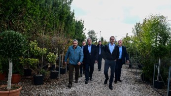 Σε φυτώριο στο Καπανδρίτι ο Κυριάκος Μητσοτάκης - Συναντήθηκε με εκπροσώπους αγροτών